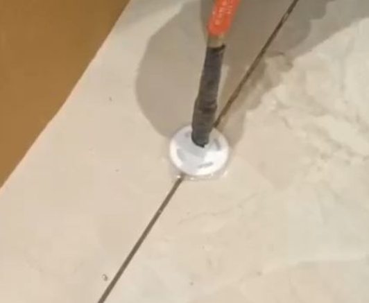 南雄瓷砖空鼓维修公司专业解答瓷砖在铺贴过程中，如果没有涂抹均匀到位的粘结材料（如水泥砂浆或瓷砖胶），可能会导致以下问题