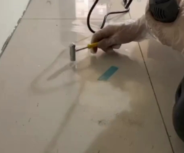 南雄瓷砖开裂维修公司专业分享瓷砖在铺贴前如果没有沥干水分，将会导致以下问题